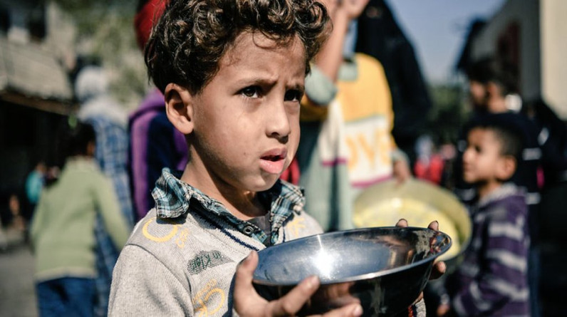 برنامج الأغذية: 9 من كل 10 أطفال في قطاع غزة يعانون فقرا غذائيا حادا